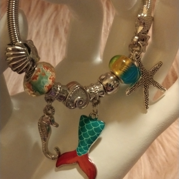 NEW!! By The Sea Silvertone Charm Bracelet - Picture 2 of 4